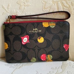 Coach wristlet new with tag